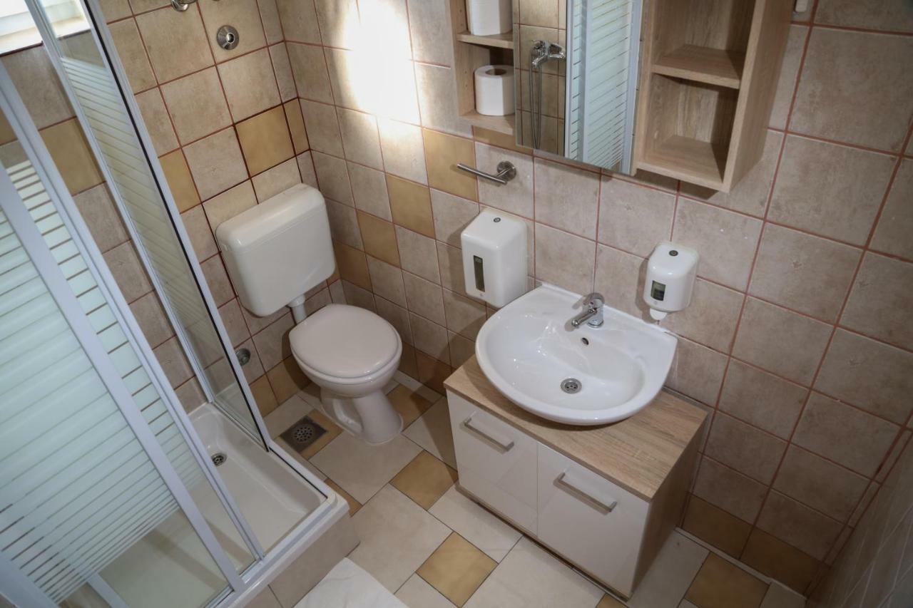 Matea Apartments Milna Milna  Bagian luar foto